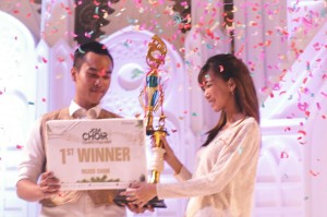Perwakilan_Jogja_City_Mall,_Claudia_Varinda_menyerahkan_trophy_kepada_pemenang_JCM_Choir_Competition.jpeg