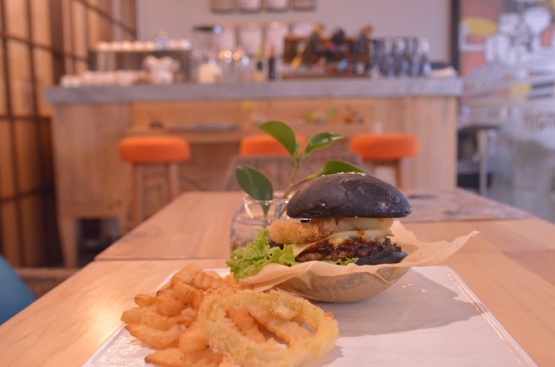 Ikut Trend Kekinian, Hypnotized Bar Launching Coffee Burger & Instalatte