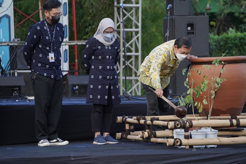 Penyerahan Bibit Pohon Trembesi, FKY 