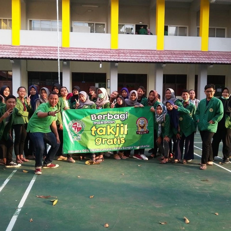 SMK Kesehatan Pelita Bangsa Berbagi Takjil Gratis Di Bulan Ramadan