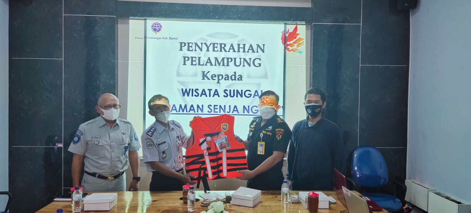 PT Jasa Raharja Cabang DIY Selenggarakan Sosialisasi Perlindungan Penumpang Sungai dan Penyerahan Bantuan Life Jacket