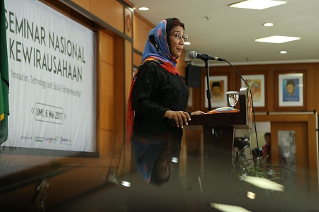 Susi Pudji A di UMY Bicara Ilegal Fishing Tidak Hanya Pada Soal Ikan Saja.
