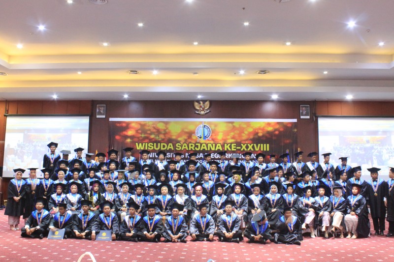 Universitas Nusa Megarkencana Wisuda Ratusan Lulusan, Rektor Laporkan Capaian Akademik