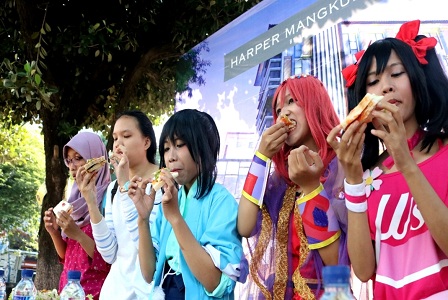 Harper Mangkubumi Mengadakan Lomba Makan Sandwich di Car Free Day