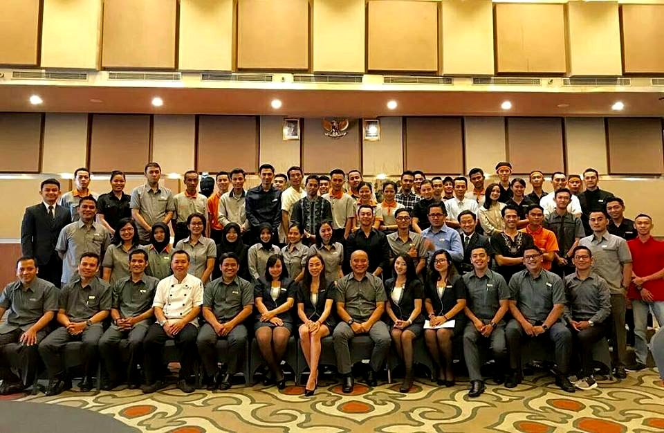 Harper Mangkubumi Berikan Penghargaan Kepada Staf Yang Profesional