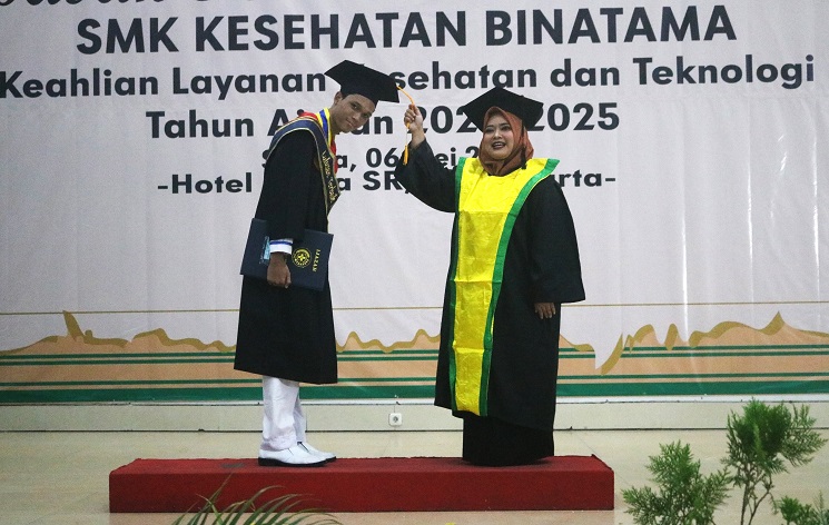 Lulus 100%, SMK Kesehatan Binatama Lepas 96 Siswa