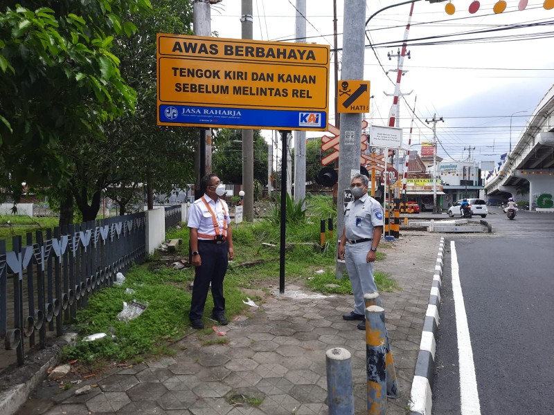 Jasa Raharja Yogyakarta Pasang Papan Peringatan Lintasan Kereta Di Wilayah Daop VI