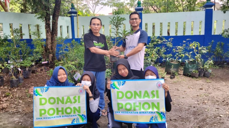 Capai tujuan Program Adiwiyata, SMK Kesehatan Binatama Donasi Pohon