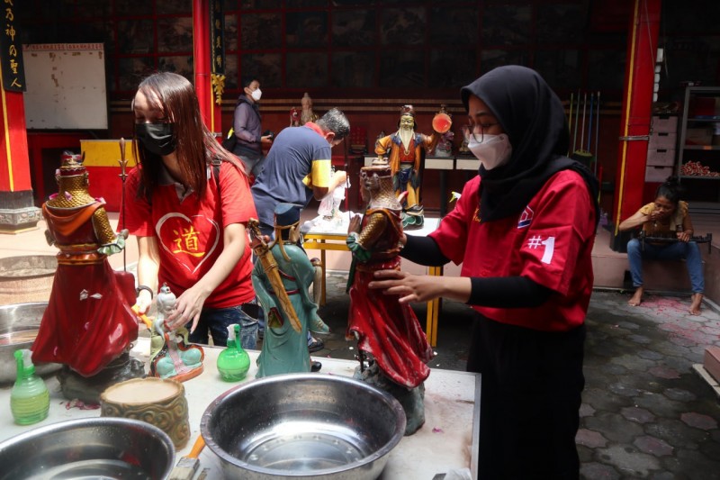 QHOMEMART Sambut Tahun Baru Imlek 2574 Dengan Bersih Klenteng Hingga Pesta Merah Diskon 90%
