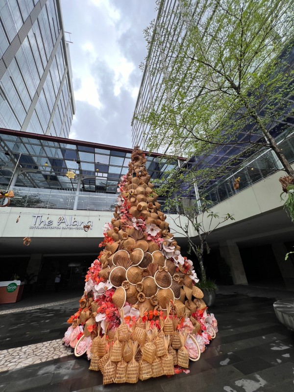 Mataram City Hadirkan Pohon Natal Terbuat Dari Bahan Bambu Hiasi Citywalk