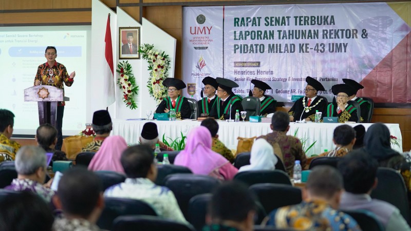 UMY Gelar Rapat Senat Terbuka Laporan Tahunan Rektor dan Pidato Milad ke-43, Usung Energi Terbarukan Jadi Jalan Keluar Atasi Kelangkaan Energi