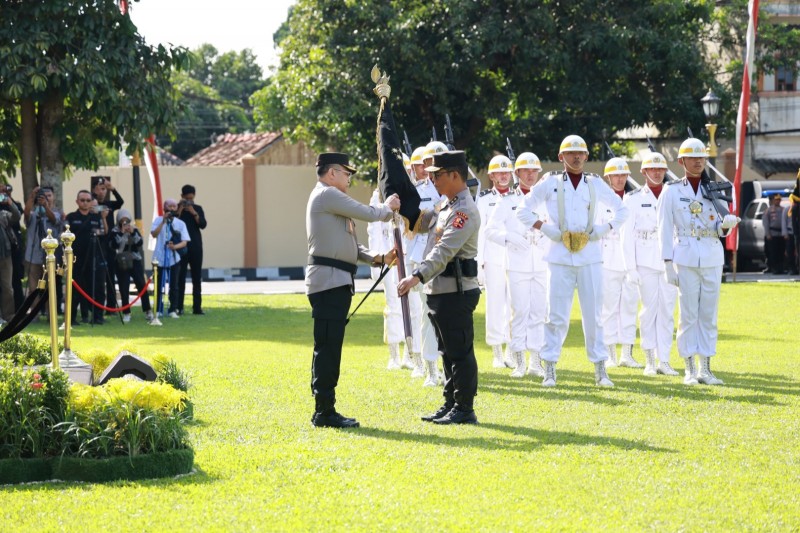 Serah Terima Jabatan Kapolda DIY: Irjen Pol Suwondo Nainggolan Serahkan Tongkat Komando kepada Brigjen Pol Anggoro Sukartono