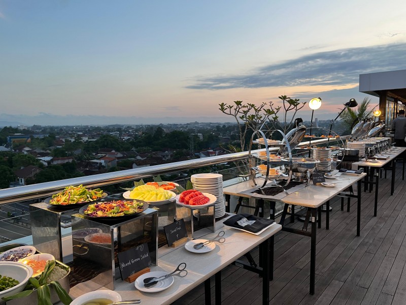 BBQ on the Height di Skydeck Rooftop Pool & Bar Hotel INNSiDE by Melia Yogyakarta