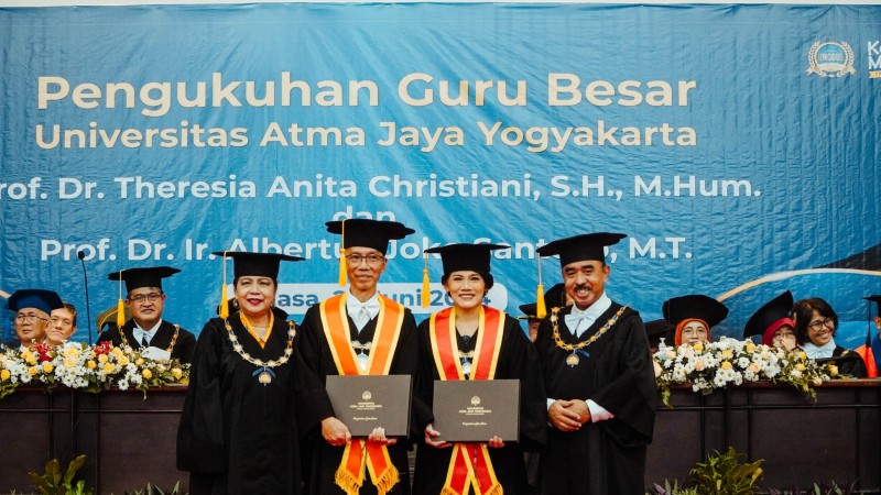 Pasangan Suami Istri Dikukuhkan Bersama Sebagai Guru Besar UAJY