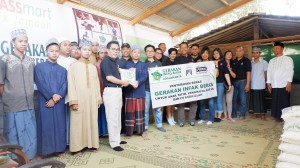 ADIN_JUMIADI_MENYERAHKAN_BERAS_KEPADA_ARIF_HIDAYATULLAH_SELAKU_PENGAJAR_PESANTREN_USWATUN_HASANAH.JPG