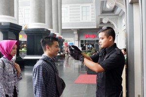 Pengecekan_suhu_tubuh_pengunjung_sebelum_memasuki_area_Mall.JPG