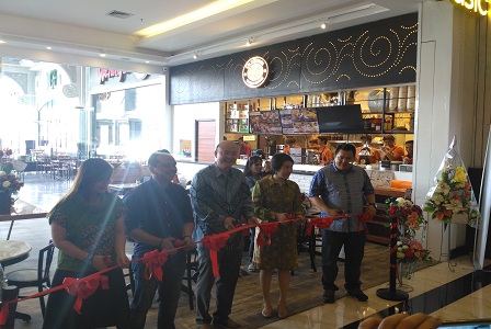 Prosesi_pemotongan_pita_sebagai_penanda_bahwa_OldTown_telah_resmi_dibuka_dan_siap_melayani_pengunjung._.jpg